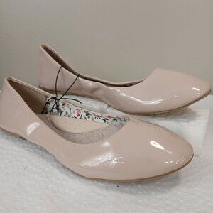 GOLD TOE CREAM PATENT LEATHER BALLET FLATS, NWT , SIZE 9